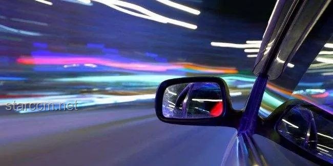 男子脚伸车窗外边玩手机边开车：危险行为深度剖析
